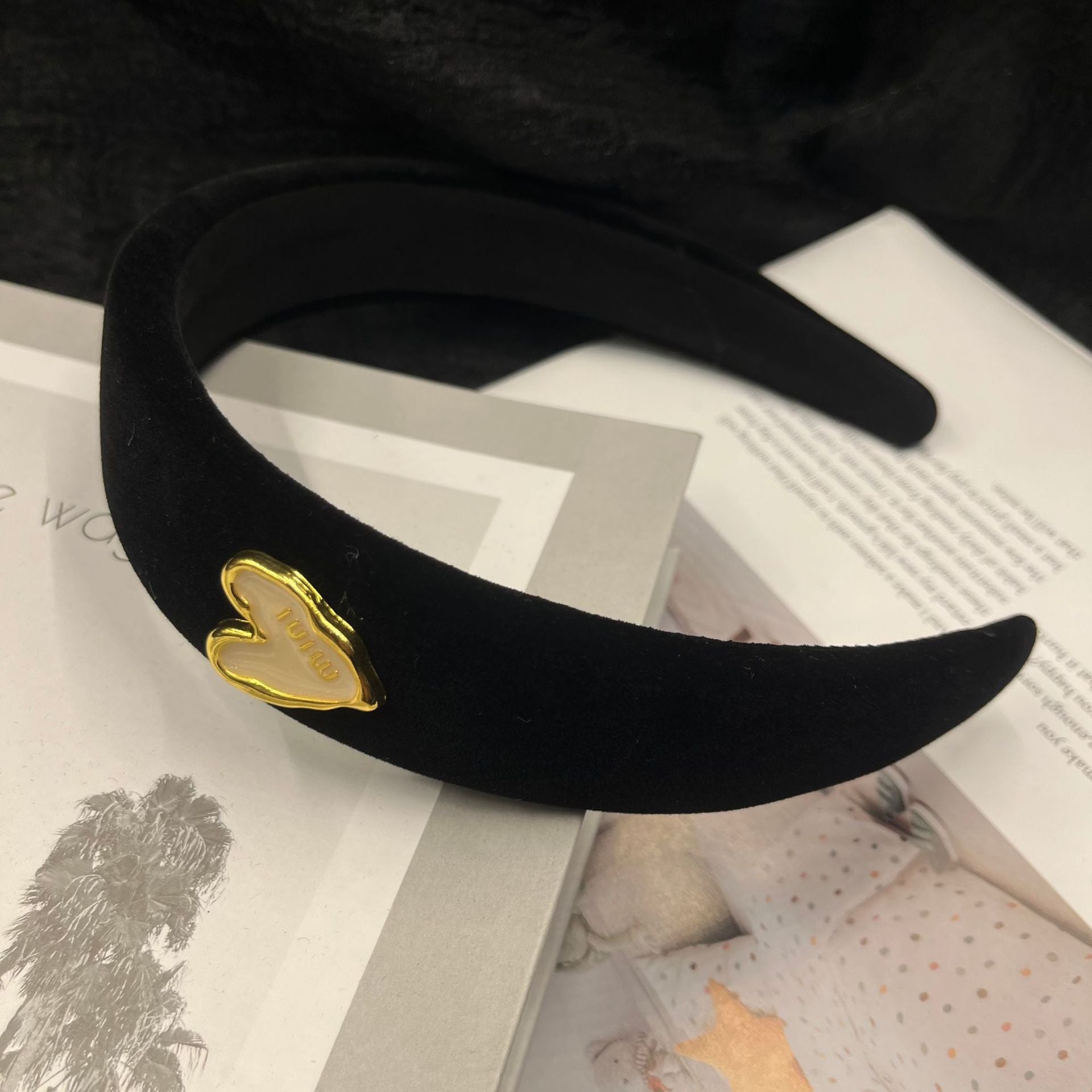 Диадема Heart Miu SS25-https://detail.1688.com/offer/851560617801.html?_t=1745586902268&spm=a2615.7691456.co_0_0_wangpu_score_0_0_0_0_0_0_0000_1.0-Thedresscode