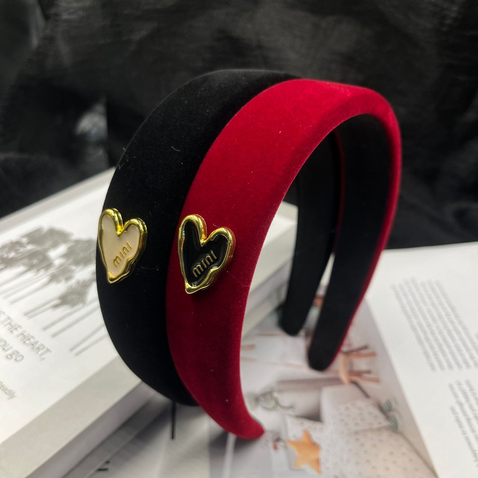 Диадема Heart Miu SS25-https://detail.1688.com/offer/851560617801.html?_t=1745586902268&spm=a2615.7691456.co_0_0_wangpu_score_0_0_0_0_0_0_0000_1.0-Thedresscode