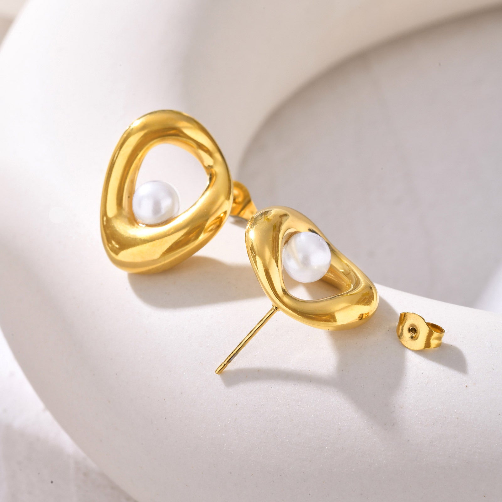 Дамски обеци Orbit Pearl SS25-https://detail.1688.com/offer/879317053704.html?_t=1745487065003&spm=a2615.7691456.co_0_0_wangpu_score_0_0_0_0_0_0_0000_1.0-Thedresscode
