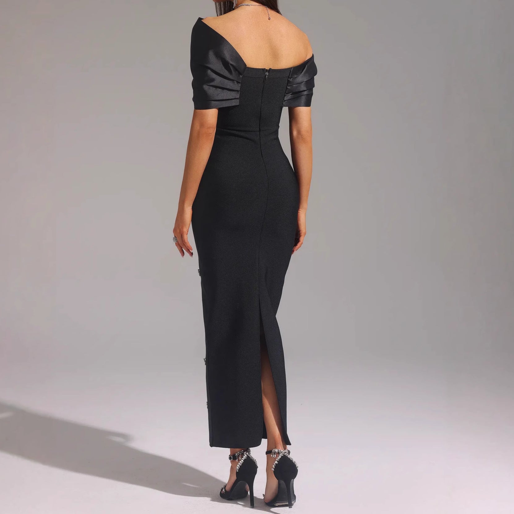 Дамска рокля Diamond Bow FW 2026-Дамска рокля с един ръкав и драпирани пайети 24'-Thedresscode